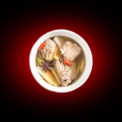 Целебный суп-бульон с курицей и кореньями в Китайские Новости по цене 560 ₽