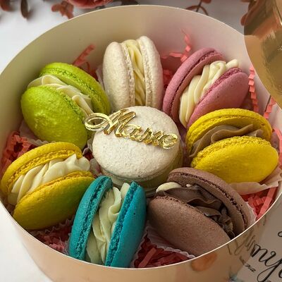 Пирожные макаронс в круглой золотой коробочке 8 шт в Кондитерская Конфетка Питер по цене 2100 ₽