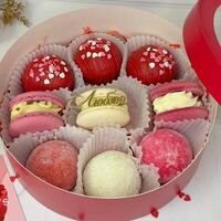 Пирожные ассорти в красивой коробочке Любовь 14 февраля в Кондитерская Конфетка Питер