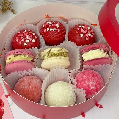 Пирожные ассорти в красивой коробочке Любовь 14 февраля в Кондитерская Конфетка Питер по цене 1828 ₽