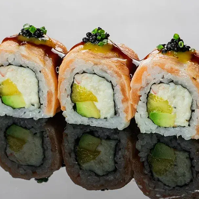 Ролл с трюфельным крабом и опаленным лососем в Naomi Sushi по цене 2160 ₽