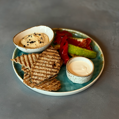 Хумус с овощами-гриль и тостами из зернового хлеба в Чайхана Баранжар по цене 585 ₽