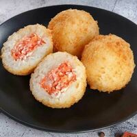 Рисовые шарики с лососем в Суши Мастер