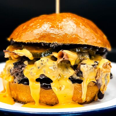 Бургер с беконом и соусом BBQ в #ВМЯСО по цене 750 ₽