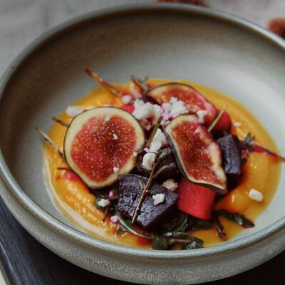 Салат с тыквенным кремом, печеной свеклой в кизиле, инжиром и фундуком в Угли по цене 660 ₽
