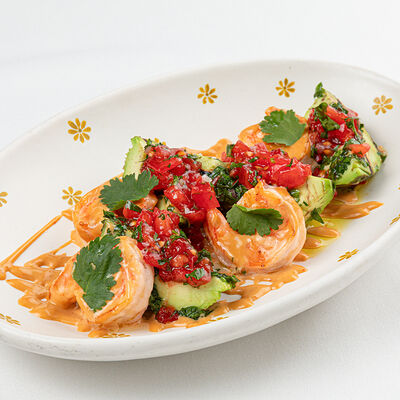 Жареные креветки с авокадо и имбирным соусом в Phantom по цене 1170 ₽