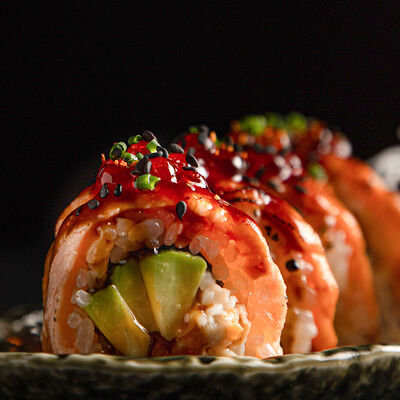 Ролл с крабом и карамельным лососем в Self Edge Japanese по цене 1800 ₽