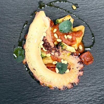 Осьминог с артишоками в томатном соусе в Западный сад ! по цене 1850 ₽