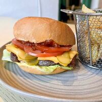 Бургер с говяжьей вырезкой и картофелем фри в Bistro Оstro