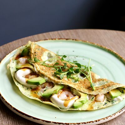 Шпинатный омлет с креветками, авокадо и сливочным муссом в Локация кофе по цене 670 ₽