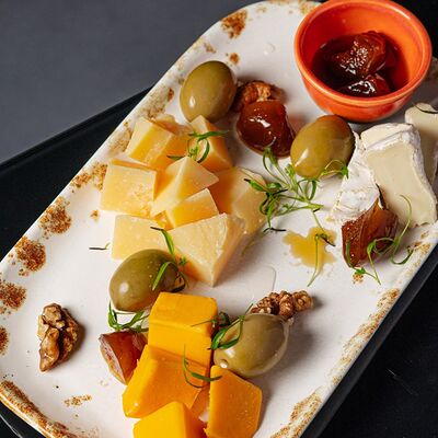 Сырная тарелка в Inside по цене 1100 ₽