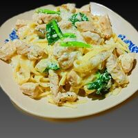 Паста Fettuccine с курицей в сливочном соусе в Boom Food-Сеть ресторанов доставки