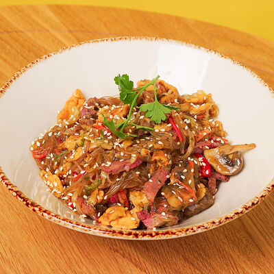 Стеклянная лапша с говядиной и овощами в тайском соусе в Атлас еды по цене 750 ₽