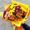 Яркий букет разноцветных жёлтых и оранжевых хризантем в Дарите красиво по цене 4790