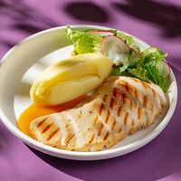 Куриная грудка с картофельным пюре и салатом коул-слоу в We want more