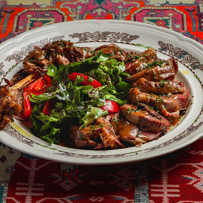 Лопатка ягнёнка из дровяной печи с травами и черносливом в Saviv по цене 8165 ₽