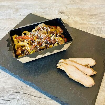 Паста а-ля вок с курой и овощами в Сыр вашему дому по цене 459 ₽