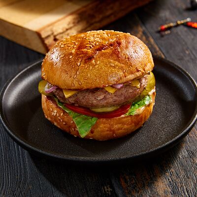 Классический бургер с говядиной в ЕрмолаевЪ Охота и Рыбалка по цене 630 ₽