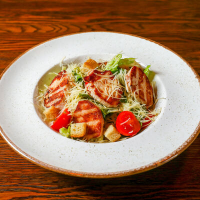 Салат Цезарь с куриным филе в Таверна Фили Хаус по цене 590 ₽