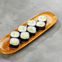 Ролл с авокадо в SUSHIZO