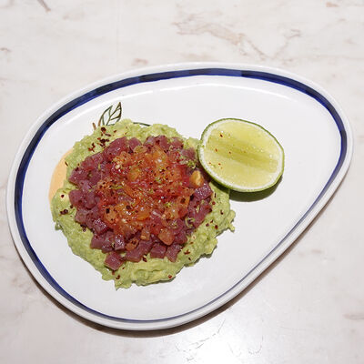 Тартар из тунца с томатами в Poly по цене 1160 ₽