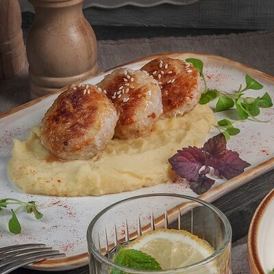 Котлетки куриные с картофельным пюре 100/150грД в Кацо по цене 445 ₽