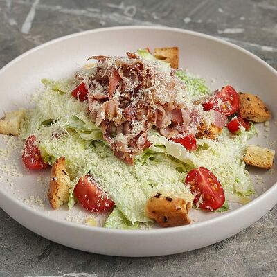 Цезарь с беконом в FRIENDLOUNGE по цене 490 ₽