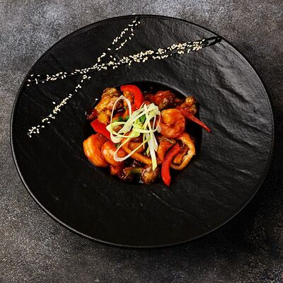 Кальмар и тигровая креветка в соусе чили в Sushi & More по цене 630 ₽