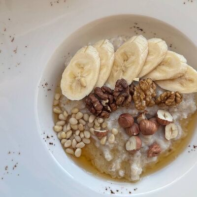Овсяная каша с орехами в Корица по цене 425 ₽
