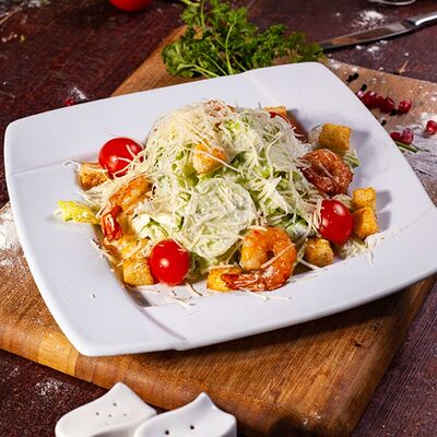 Салат Цезарь с креветками в Кристалл палас по цене 590