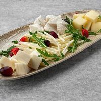 Сырное кавказское плато с винoградом в Манки