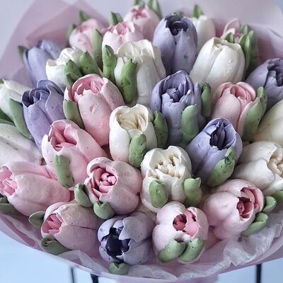 Букет зефирных тюльпановв Fujibox по цене 3400 ₽