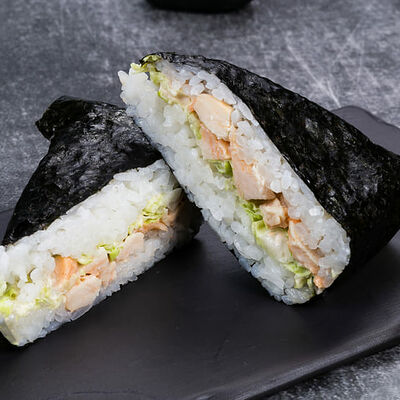 Онигири с курицей в Суши Мастер по цене 159 ₽