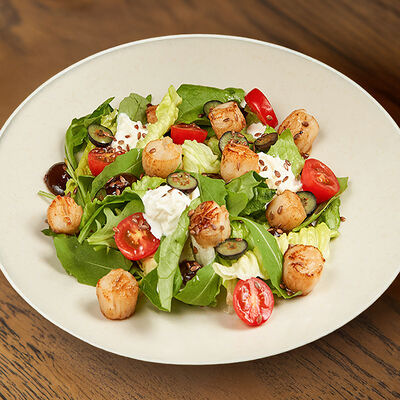 Салат из гребешков со страчателлой, киноа и финиковым кремом в Белок по цене 1850 ₽
