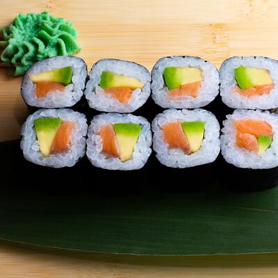 Ролл с лососем и авокадо в Бань бао по цене 377 ₽