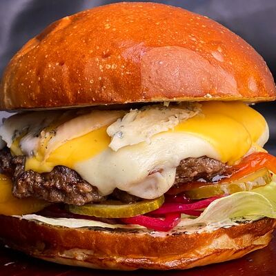 Чизбургер с тремя видами сыра в Papa Hop по цене 620 ₽