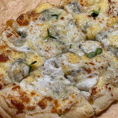 Римская пицца 4 сыра в FABRIKA по цене 890 ₽