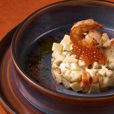 Оливье с креветкой, домашним майонезом, трюфелем и икрой в Липа гастробар по цене 490 ₽