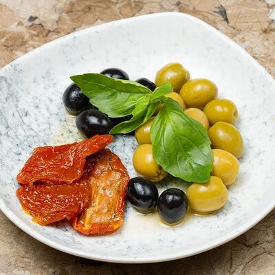 Маслины, оливки, вяленые томаты в Чизерия Восточный по цене 1300 ₽