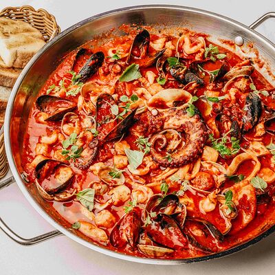 Ассорти из морепродуктов в томатном соусе с базиликом в Клёво по цене 7650 ₽