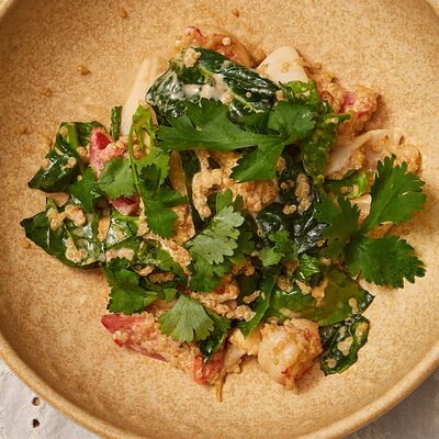 Салат с кальмарами, креветками, цветной капустой и имбирным соусомв Банщики по цене 960 ₽