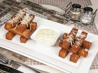 Гренки чесночные с пармезаном в Bella Strada