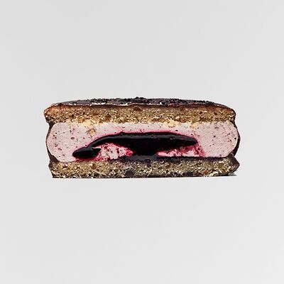 Sweet бисквит в темном шоколаде с черничным джемом в Surf Coffee X Val DIsere по цене 250 ₽