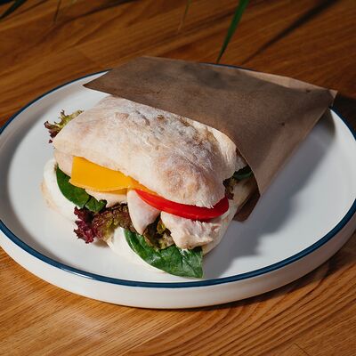 Сэндвич цыплёнок-цезарь в Cream Soda по цене 640 ₽