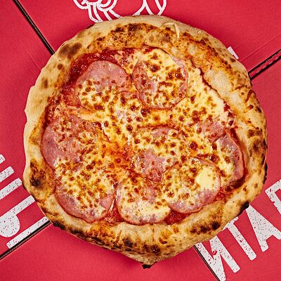 Пицца с ветчиной и сыромв Кафе Итальянцы по цене 390 ₽