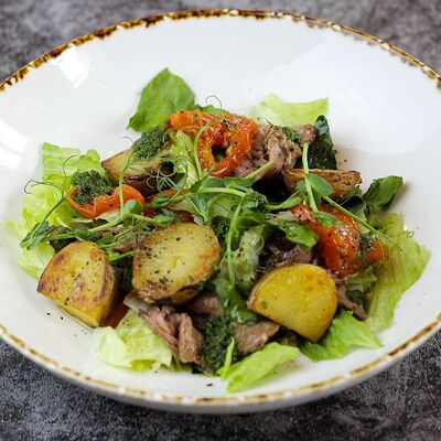 Салат с ростбифом и томатами в MON PARIS по цене 740 ₽