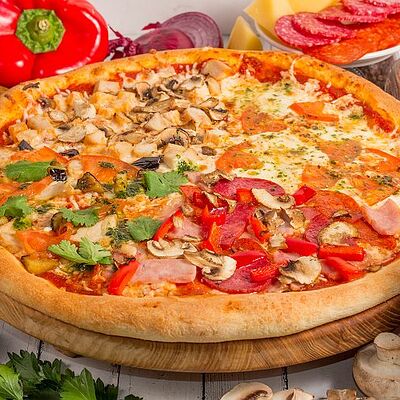 Пицца Ассорти четыре сезона большая в Луиджи & Тосё по цене 599