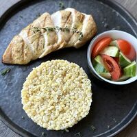 Стейк из курицы с булгуром и свежими овощами в О2 Lounge cafe