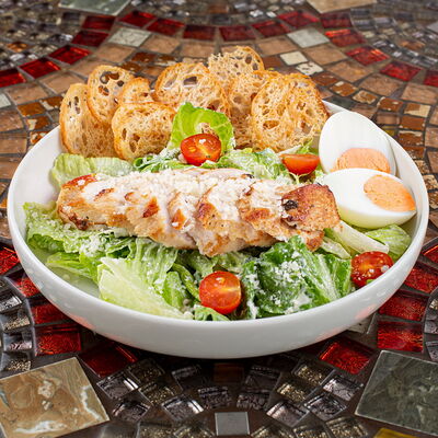 Салат Цезарь с курицей в Хлеб Насущный по цене 640 ₽