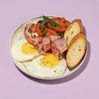 Яичница с беконом и фасолью в Kiss